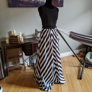 Sleeveless striped gown with pockets!